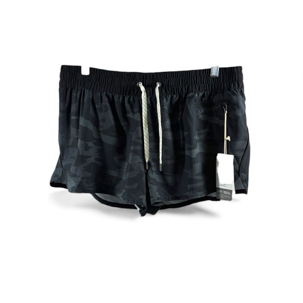 Vuori NWT Clementine Short in Black Watercolor Camo Size XL